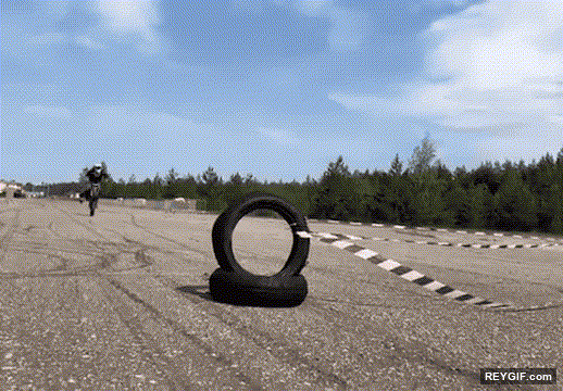 GIF animado (116309) Ahora ya sabes como esquivar esos obstaculos con la moto
