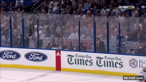 GIF animado (116654) Asi solucionan los problemas los jugadores de hockey hielo