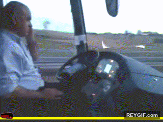 GIF animado (116413) Conduciendo un autobus sin manos mientras usas el movil tiene truco