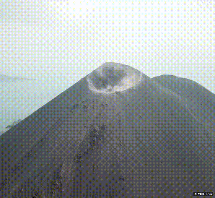 GIF animado (116298) El volcan anak krakatau en plena erupcion