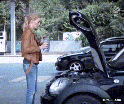 GIF animado (116275) Gente que repara el coche como el que cocina un huevo