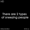 GIF animado (116750) Hay dos tipos de gente que estornuda