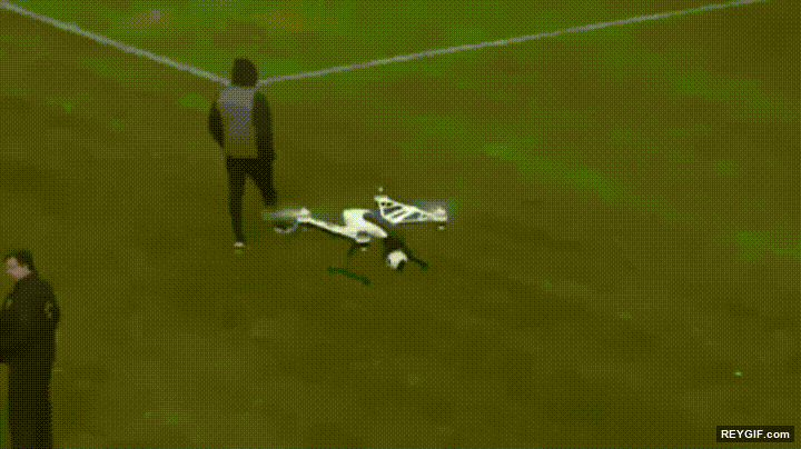 GIF animado (116780) Los fans de este equipo de futbol se cansan de los drones pesados