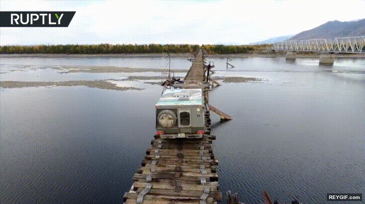 GIF animado (116661) Los puentes en rusia son menos seguros de lo que crees