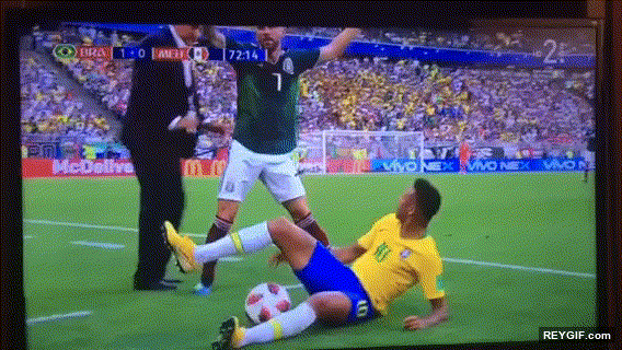 GIF animado (116338) Neymar siendo atacado por un ejercito de luchadores invisibles