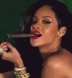 GIF animado (12155) Rihanna fumando puro