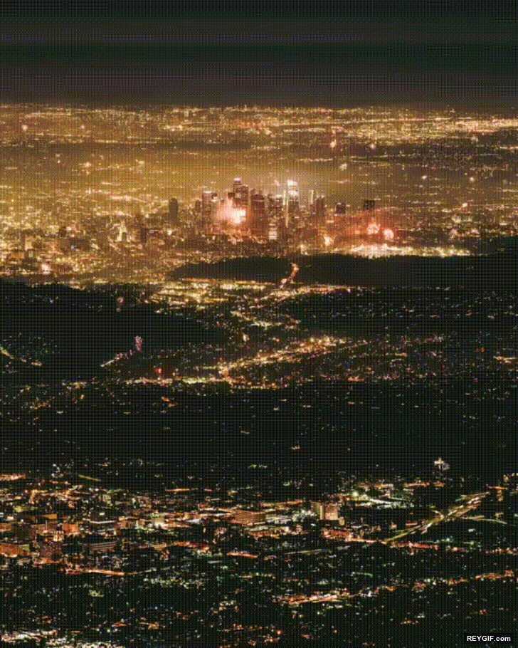 GIF animado (116622) Time lapse de fuegos artificiales sobre la ciudad de los angeles