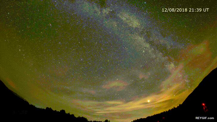 GIF animado (116277) Un meteorito dejando un anillo de humo en camara lenta