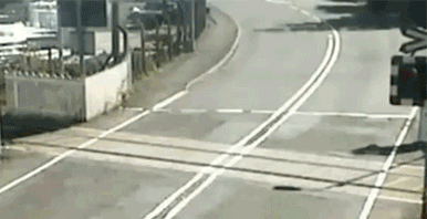 GIF animado (24024) Accidente tren coche