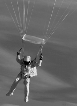GIF animado (16306) Astronauta paracaidista