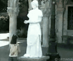 GIF animado (24295) Estatua asustando nina