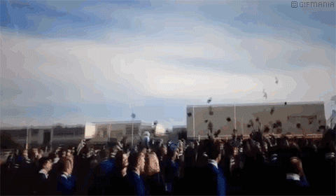 GIF animado (22584) Estudiantes lanzando birrete
