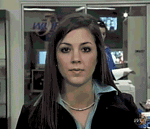 GIF animado (24265) Mujer escondida tras reportera
