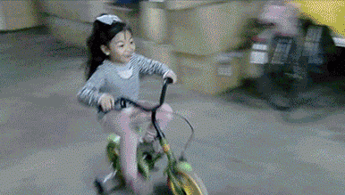 GIF animado (24244) Nina aparcando triciclo