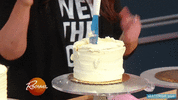 GIF animado (121526) Seguro que no me vuelven a pedir que corte la tarta de cumpleanos