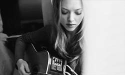 GIF animado (67057) Amanda seyfried tocando guitarra