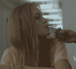 GIF animado (67069) Angelina jolie fumando