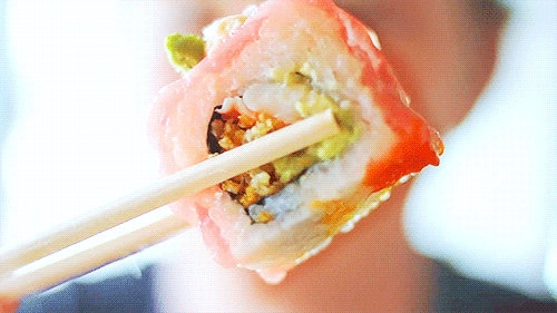 GIF animado (62828) Comiendo sushi palillos