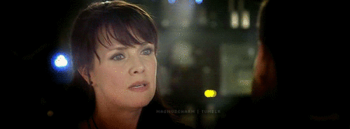 Imagen GIF de Dr helen magnus amanda tapping animado