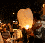 Imagen GIF de Hombre lanzando farolillo animado