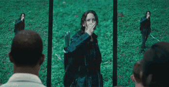 GIF animado (68221) Katniss saluda