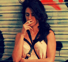 GIF animado (67501) Penelope cruz fumando