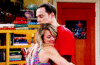 GIF animado (75009) Penny abraza sheldon