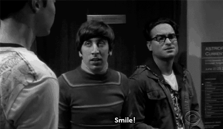 GIF animado (75024) Sheldon intenta sonreir