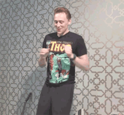 GIF animado (67024) Tom hiddleston moviendo caderas