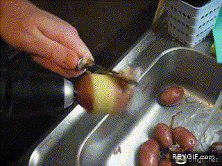 GIF animado (89080) Cansado de pelar patatas