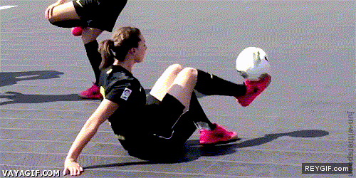 GIF animado (89701) Chicas que juegan mejor a futbol que tu