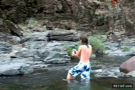 GIF animado (88627) Cocktail molotov en el rio