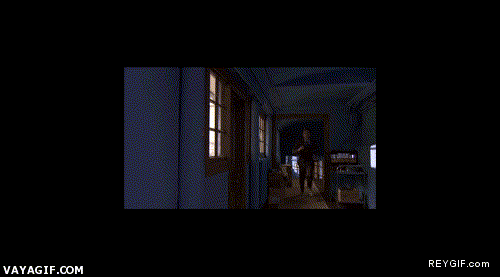 GIF animado (88256) Despues de apagar la luz del pasillo