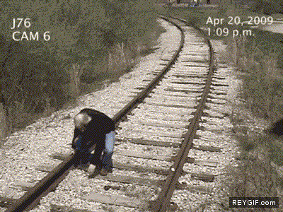 GIF animado (88242) Escalofriante hombre atropellado por tren