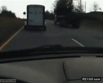 GIF animado (89360) Esos camiones de hoy en dia no son demasiado seguros