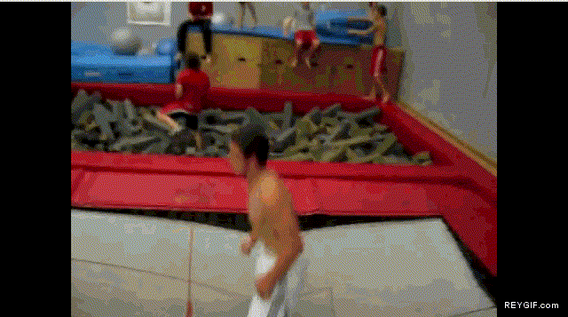 GIF animado (87828) Faceplant en trampolin