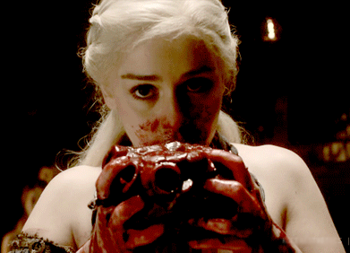 Imagen GIF de Mujer mordiendo corazon animado