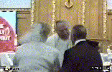 GIF animado (87473) Puede besar al sacerdote