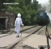GIF animado (89284) Querer asustar a un tren y salir a tiempo