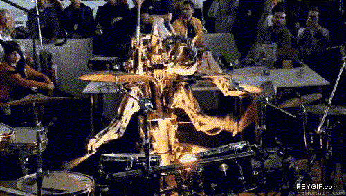GIF animado (89690) Robot con cuatro brazos tocando la bateria