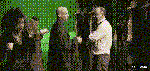 GIF animado (88798) Voldemort con nariz dumbledore leyendo su texto y bellatrix con un cafe