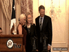 GIF animado (92640) A hillary clinton le gustan los pechos de christina aguilera