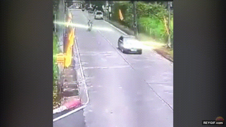 GIF animado (95958) Agente de la ley esforzandose al maximo para parar a un motorista a la fuga