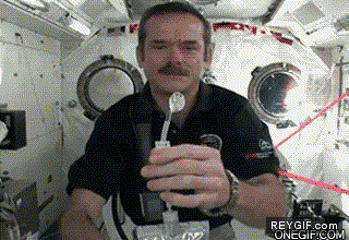 GIF animado (91037) Asi es como se lavan las manos en el espacio