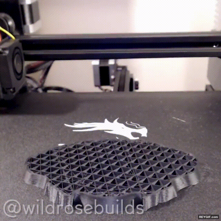 GIF animado (96207) Asi se crea una figura de batman con una impresora 3d