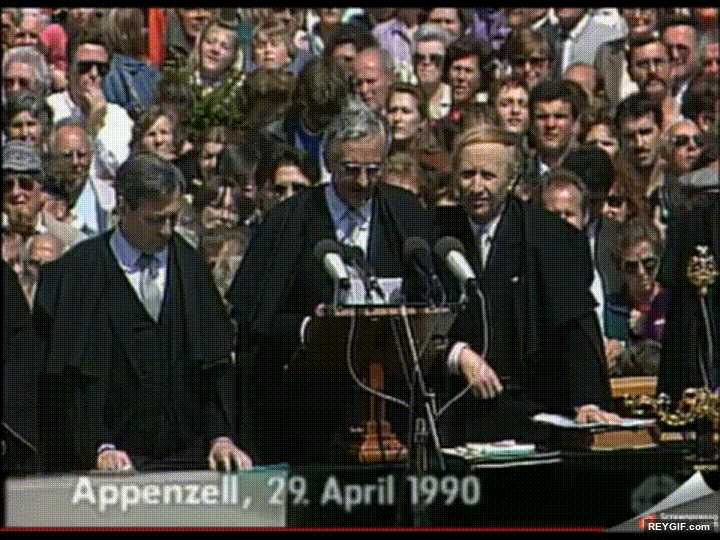 GIF animado (95925) Asi se decidian las cosas en los pueblos anteriormente