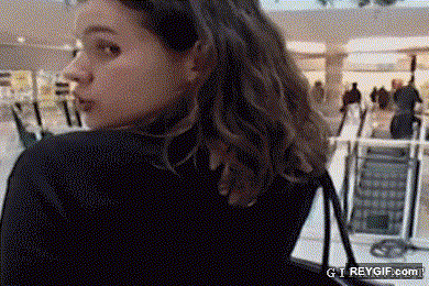 GIF animado (93608) Broma de una chica con novio coqueteando en publico