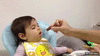 GIF animado (93613) Buen truco para dar de comer a un bebe