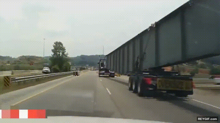 GIF animado (95428) Camion es arrastrado por su carga