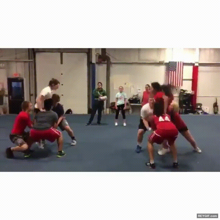 GIF animado (96384) Cheerleaders probando una nueva acrobacia